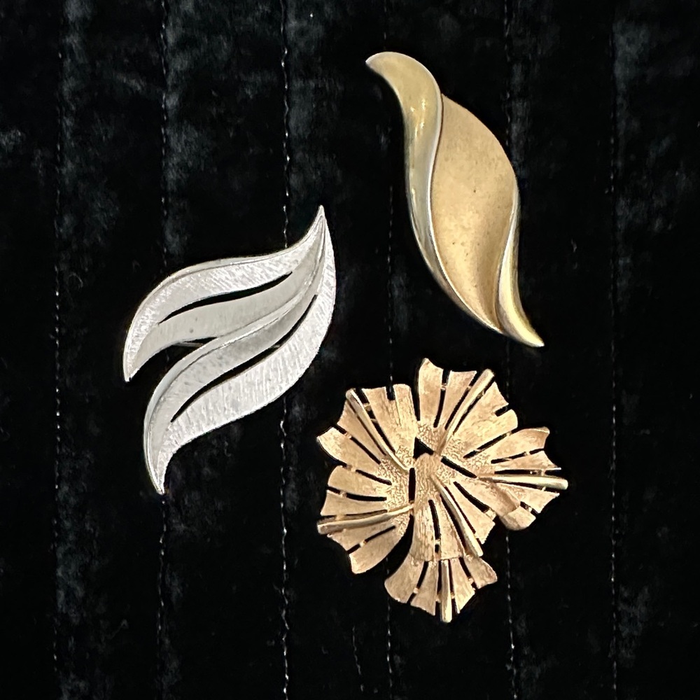 Elegant Vintage Gold and Silver Brooch Set Trifari and Tradition Retro-Glam